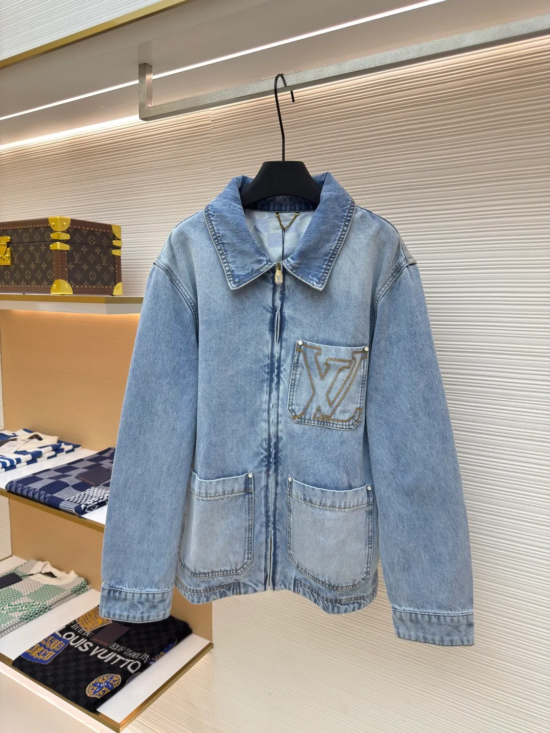 LOUIS VUITTON patch letter denim jacket ●Authentic product: Purchased and developed by 21599 ●Item number: 1680048-B75 ●Material: denim denim fabric ●Technology: embroidery production ●Version: fitted version ●Weight: about 1075 grams ●Size: 46-48-50-52 ●Description: The iconic pattern of the brand's presbyopia logo It has a strong street American style and is very chic. The whole piece is still the same loose version as always, which hides the flesh. The regular denim lapel design gives people a smart and generous look. Customized logo buttons and leather labels come with a full set of accessories. It is cool, stylish and fairy-like. It is also an absolute C-position piece and is highly recommended!  Very heavy work, exquisite details, special washing process, multiple washings can show the same perfect washing color effect as the original. You’ll know it once you get it. It’s self-evident how popular it is once it’s released. It has no gender boundaries and looks great with couples’ outfits. It’s versatile and effortless. The overall wiring is straight and delicate, the fabric is comfortable and soft, and the color is consistent without color difference. It can be matched with the same style to create a fashionable look and control various occasions. Customized accessories, complete with three standards, same style for men and women!